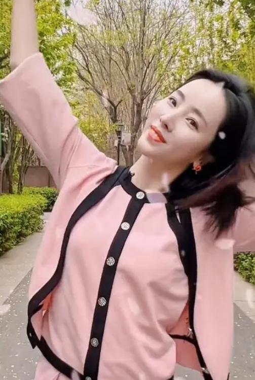 独生子女最新政策下的科技宠儿，智能育儿助手引领未来生活新潮！